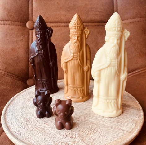 Saint-Nicolas en chocolat noir, au lait et blanc, avec deux oursons