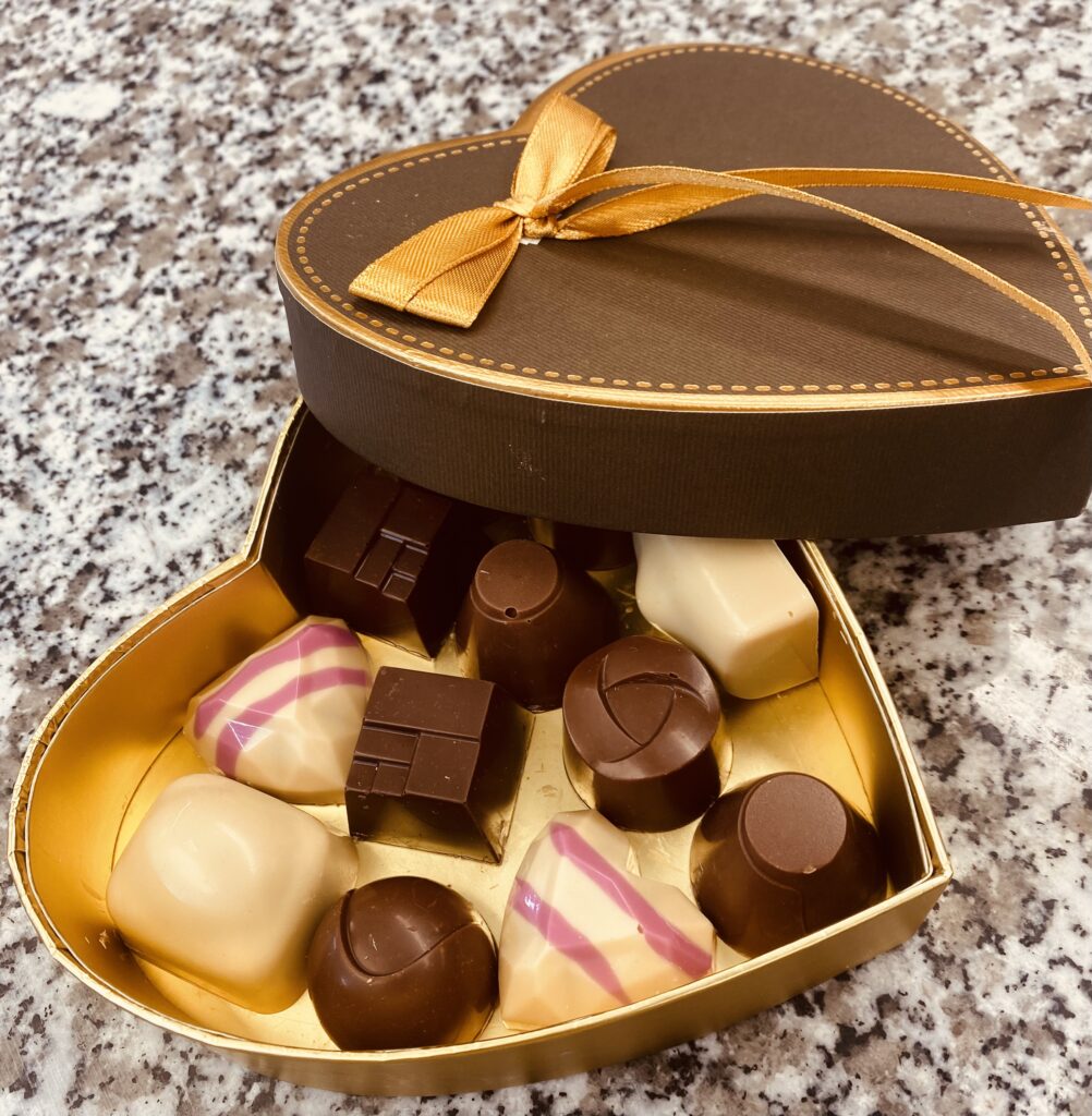 Boîte en forme de cœur garnie de pralines assorties