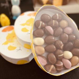 Boîte avec mélange d'oeufs de Pâques